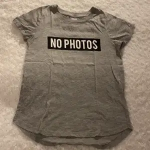 T-shirt från Gina tricot i storlek XS ☺️🤍 Denna t-shirt är i fint skick och är använd max 1 gång. Samfraktar gärna med andra plagg och betalning sker via Swish <33