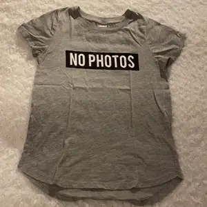 T-shirt från Gina tricot i storlek XS ☺️🤍 Denna t-shirt är i fint skick och är använd max 1 gång. Samfraktar gärna med andra plagg och betalning sker via Swish <33