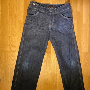 Baggy crocker jeans - Kör budgivnign för ett par baggy crocker jeans!!! passar rlly swaggy och baggy i benen! passar med allt och e som nya!! Buda i kommenterna eller privat! 😇