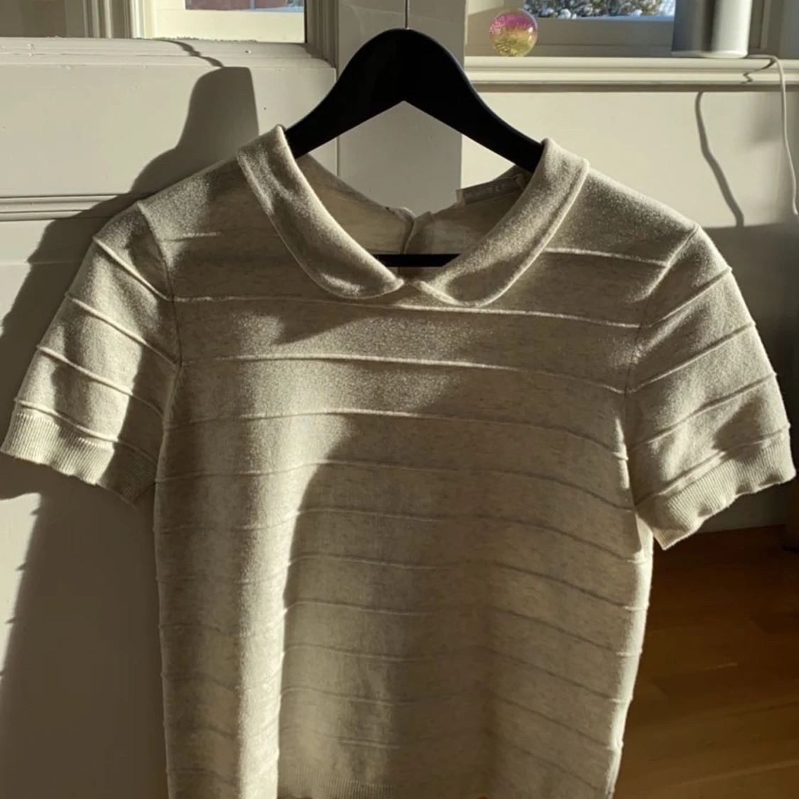 Söt t shirt med krage, beige och lite ribbat tyg - 90