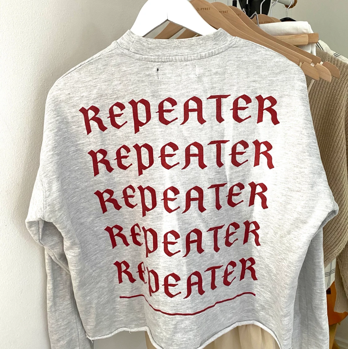 Grå sweatshirt med tryck på ryggen - 90