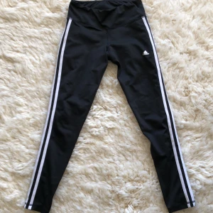 Träningstights adidas - Tights från adidas strl XS, säljer pga vuxit ur dom. Bra skick!