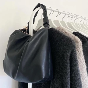 Svart väska  - Säljer denna svarta skitsnygga väskan som bara är använd ett fåtal gånger och är i nyskick! Fraktar spårbart för 66kr‼️