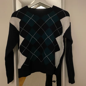 Stickad långärmad tröja - Jättefin stickad tröja som tyvärr är för liten för mig. Endast provad aldrig använd så nyskick. Köpt på plick:) 100kr + 66kr frakt (spårbart) !!😍