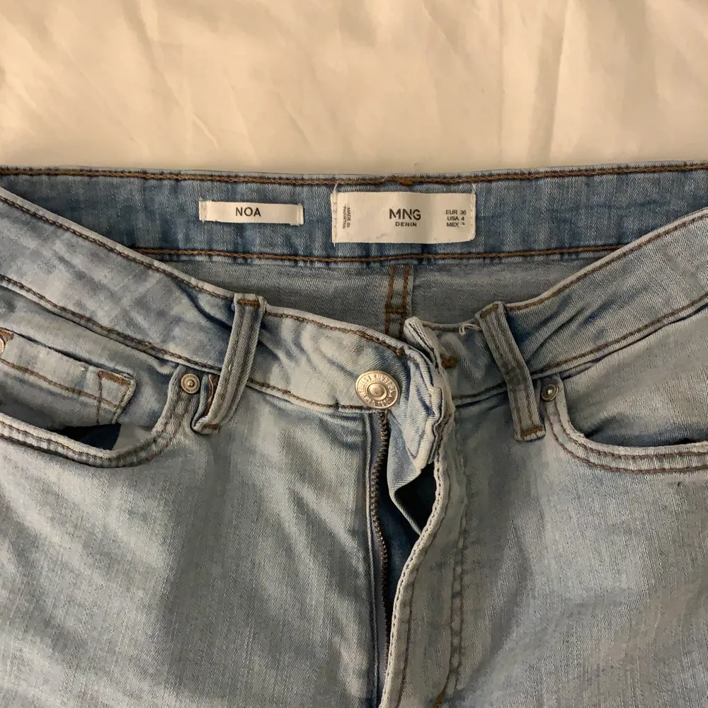 Ett par ljusa jeans från Mango i strl 36. Bara använda ett år gånger så i bra skick. Slitsen nertill är klippt.. Jeans & Byxor.