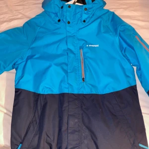 Everst jacka, pris kan diskuteras - Använt inte så mycket och är väldigt bra skick och snygg vinter jacka.