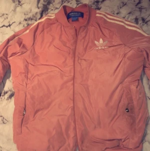 Adidas jacka - adidas jacka strl s köpt på jd sports använd fåtal gånger säljes pågrund av att jag aldrig använder den , priset kan diskuteras vid snabbaffär orginal pris 1200kr