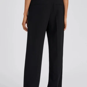 Filippa K Hutton trouser  - Oanvända svarta kostymbyxor från Filippa K med raka ben. Storlek 34. Nypris: 2100kr.
