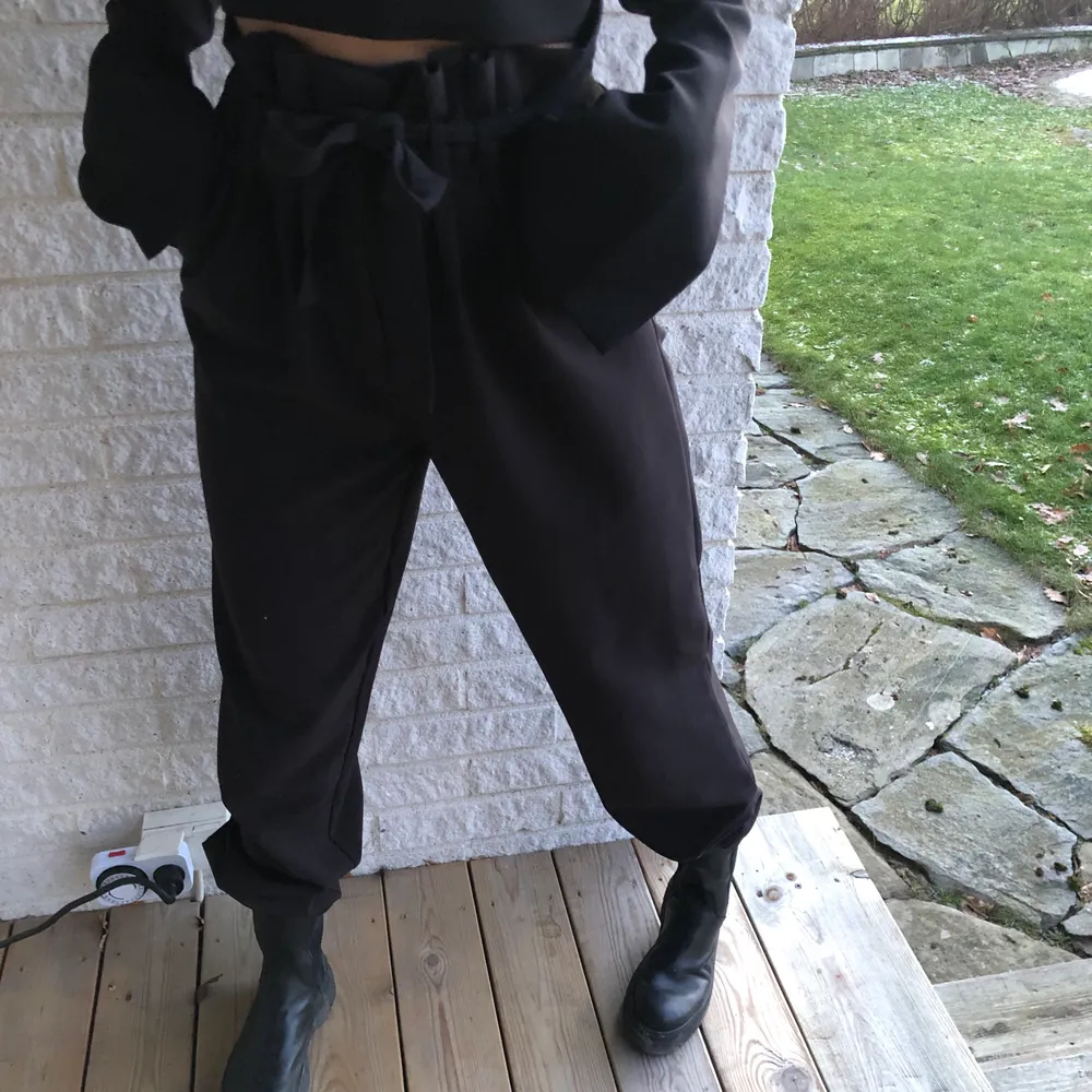 Svarta, vida kostymbyxor med knytning i midjan💞 jag är 174 och längden passar mig perfekt, sparsamt använda . Jeans & Byxor.