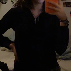 En zip kofta  - En lika dan svart zip up kofta från Cubus, som inte heller kommit så ofta till andvändning💕har inte kollat upp frakten ennu, dma vid intresse 