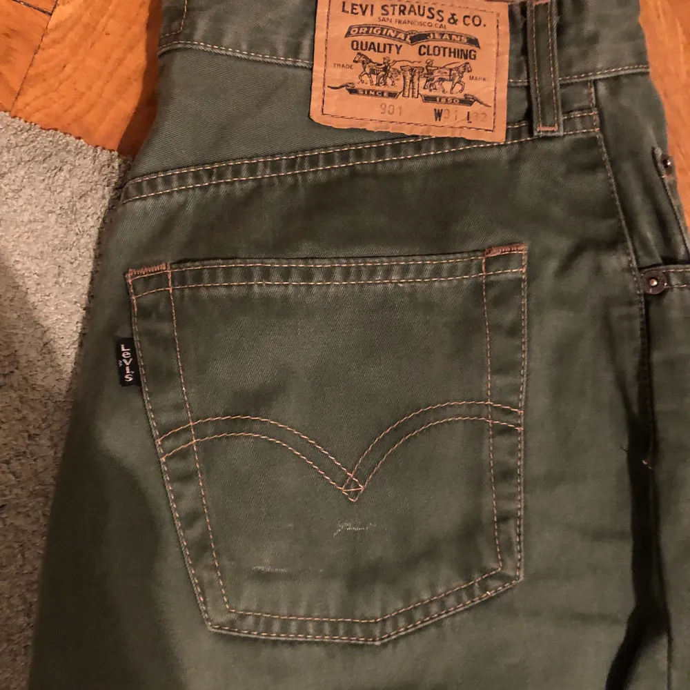 Levis köpta här på plick. En aning för små för mig (jag är en 29 i midja så dessa är små i storleken), slim fit. En militärgran färg. Frakt 69kr eller mötas upp i Malmö/Lund.. Jeans & Byxor.