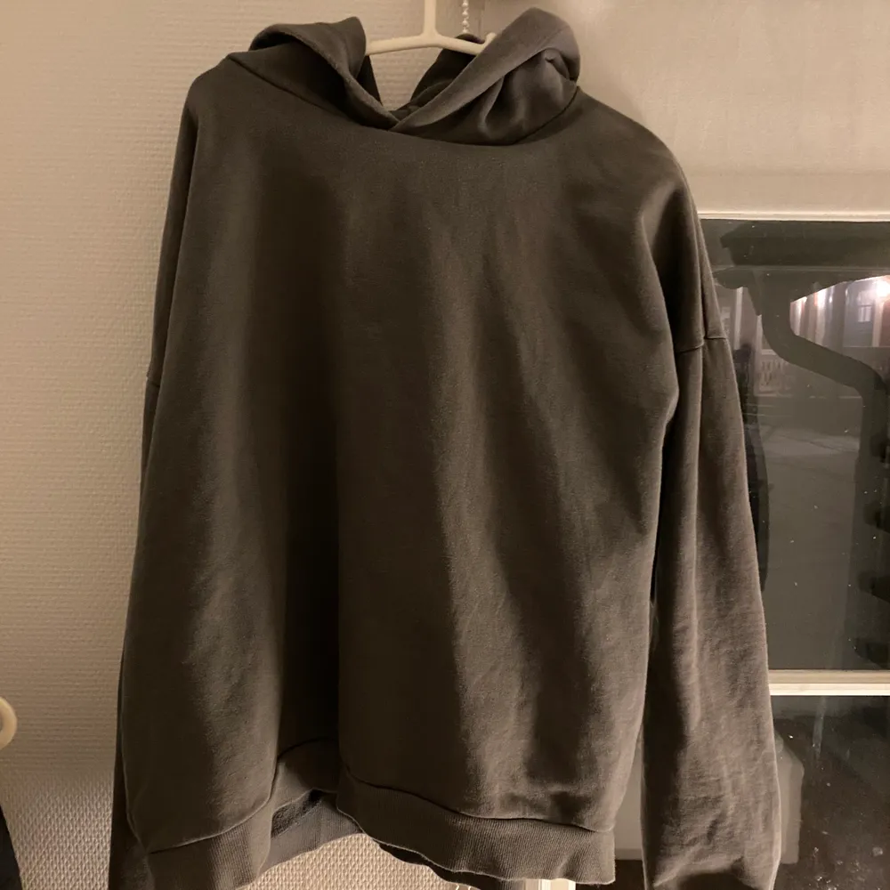 Extremt skön och snygg boxy hoodie från olive clothing Nypris: 1000 . Hoodies.