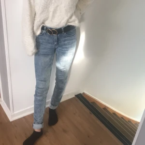 Jeans från h&m i strl 164.  - Jeansen är i ett fint skick då de knappt är använda. Modellen på jeansen är mellan midjade men är väldigt stretchiga även om de är skinna jeans  och bekvämt tyg. skriv till mig vid frågor osv.✨✨