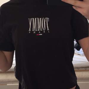 Jätte snygg Tommy jeans tröja!                             Tröjan är lite kortare och pösigare variant, använt några gånger men är i fint skick!💕                      storlek XS men passar mig (S)