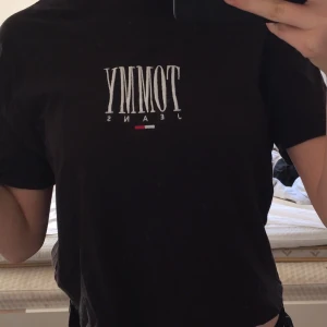 Tommy Jeans t-shirt - Jätte snygg Tommy jeans tröja!                             Tröjan är lite kortare och pösigare variant, använt några gånger men är i fint skick!💕                      storlek XS men passar mig (S)
