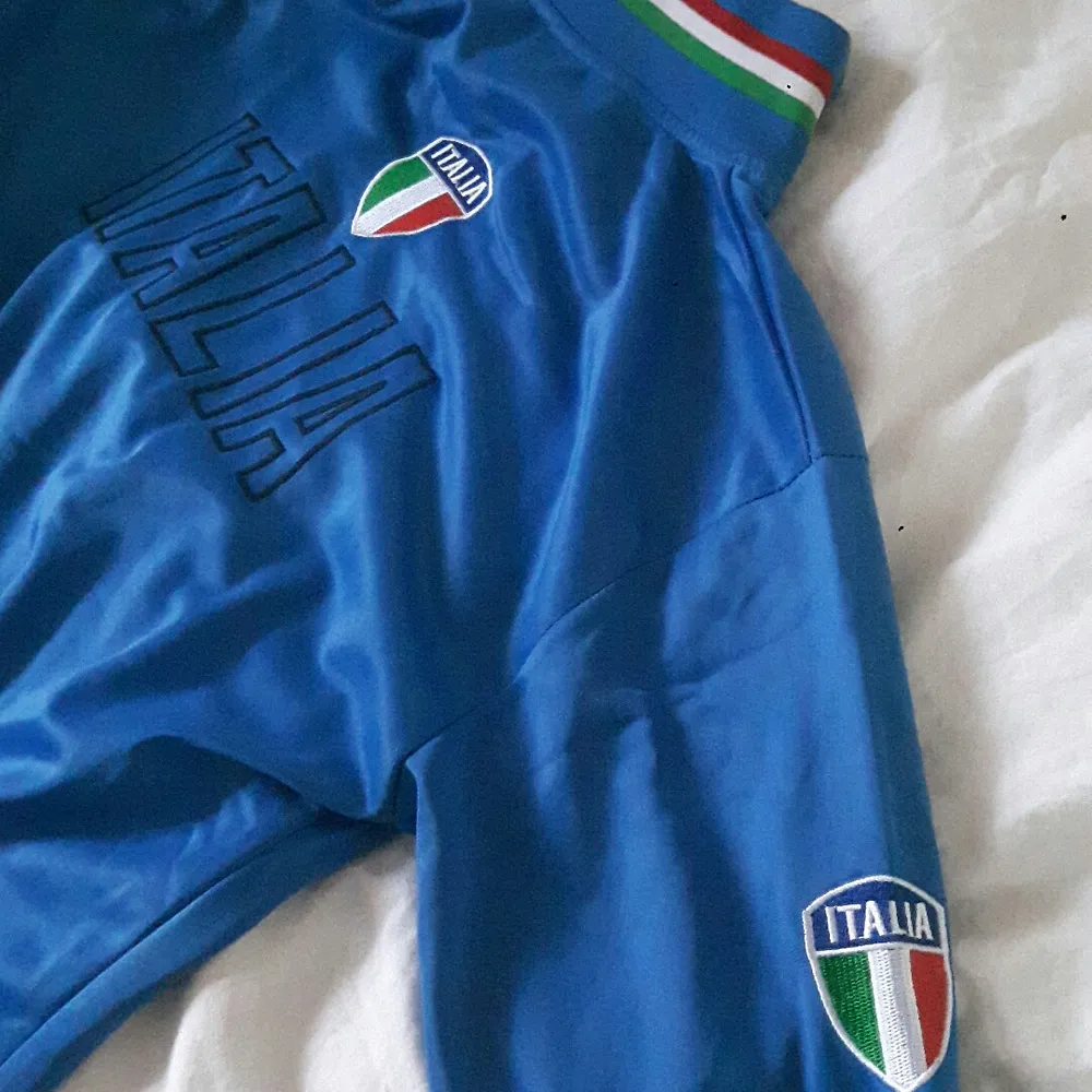 Svinfet italia tröja från Italien i storlek S, men passar även M utmärkt. Passar perfekt till en mer layed back streetwear outfit och ett par matchande sneakers. Skicket är som nytt. Gratis frakt!💕. Hoodies.