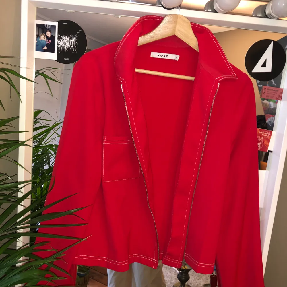 Säljer en cool röd jacka från Nakd som tyvärr aldrig kommer till användning, den är ganska tunn och funkar även som en tröja. Använd fåtal gånger! Köparen står för frakten:). Jackor.