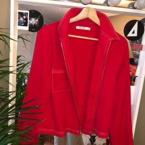Säljer en cool röd jacka från Nakd som tyvärr aldrig kommer till användning, den är ganska tunn och funkar även som en tröja. Använd fåtal gånger! Köparen står för frakten:)