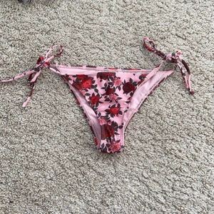 Bikiniunderdel - Såå fin bikiniunderdel från NAKD☺️ Aldrig använd! Storlek XS men skulle säga S! Frakt-24kr