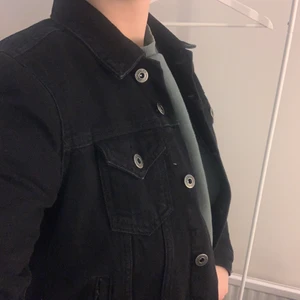 Svart jeansjacka storlek S - Denna svarta jeansjackan i storlek S är i bra skick. Har bara använts ett fåtal gånger, eftersom att den inte har kommit till användning. Jättefin passform. 