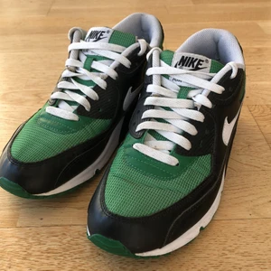 Gröna NIKE AIR MAX - Gröna NIKE AIR MAX köpta i USA. Varsamt använda, säljer pga för liten storlek. Budgivning om fler är intresserade.