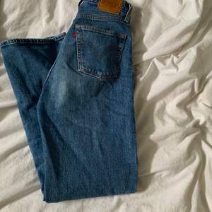 Superfina raka jeans från Levis. Köpte för 1300 och de är i fint skick. Säljer för 400 kr + frakt ⚡️⚡️