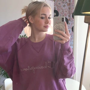 Champion tröja - Supercool lila champion tröja köpt på humana för ett tag sen, använd 2 ggr. Har en liten fettfläck som nästan inte märks (skriv för bild) buda i kmt!💕