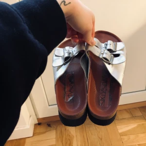 Platåsandaler. - Dom e använda och det syns. Men alldeles för snygga för att slänga. 