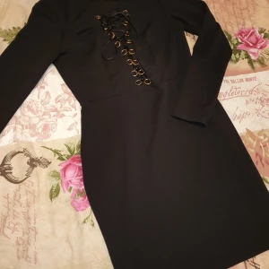 Klänning med snörning  - Knappt använd. 