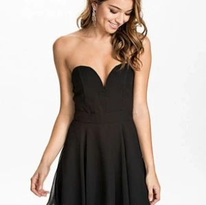 Oanvänd klänning Nly Trend stl 36 - Helt oanvänd klänning från Nly Trend. Stl 36. Lägg ett bud. 