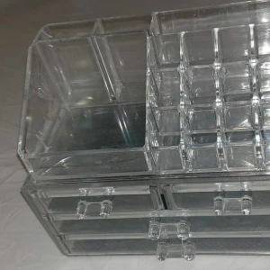 Smink förvaring - En spricka på den men inget som stör användning. 