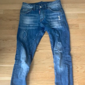 Dsquared2 byxor - Inget problem med dom säljer dessa byxor för dom är små för mig säljer dom för väldigt bra pris byten funkar också