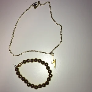 Handgjord halsband + armband! - Handgjort blixt halsband, och armband, inte knappt använda och håller bra. Båda tillsammans kostar 35kr