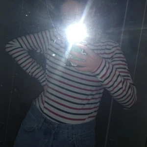 Randig långärmad - Säljer pga av att den inte kommer till användning längre. Asnajs att till exempel ha under t-shirts! 