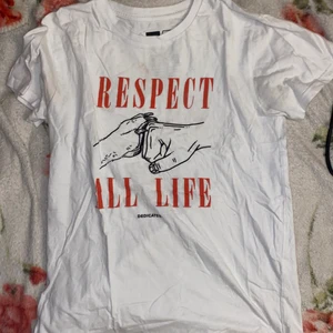 Dedicated t-shirt - Dedicated tröja med vegan tryck på 🤪 och en liten fläck som knappt är synlig men som är där....... kan fraktas såklart :-)