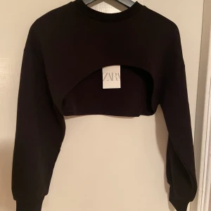 Helt ny tröja  - Säljer också exakt samma tröja i vit också båda är i storlek S. Båda är helt nya och aldrig använda 