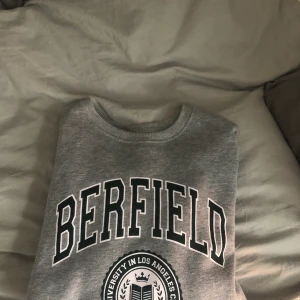 Sweatshirt  - En grå collagetröja ifrån Pull & Beer. Strl S/M