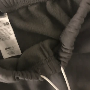 Ginas mjukisar  - Använda 1 gång, snörade i midjan, för korta för mig. Buda från 30kr, strl L