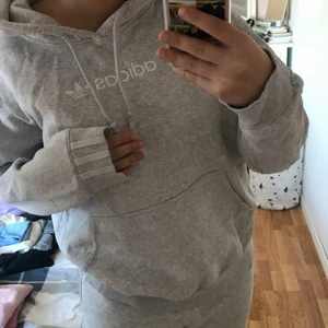 Adidas hoodie - oversized hoodie från Adidas, har för mig att det ska finnas matchade byxor till men inte säker:) köpt för ett tag sen så är inte säker på om denna modellen finns kvar, 450kr inklusive frakt storlek 34🤍