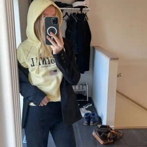 Hoodie - Jättefin hoodie från Gina, jättefint skick och fin färg! Köparen står för frakt💛