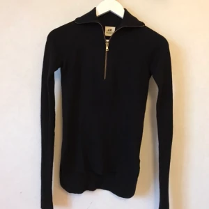 Svart zipper, 100% ull - Snygg svart tröja med dragkedja från HM Studio i 100% ull. Mjuk, varm och skön! Märkt 38, men skulle säga 34 eller 36 för lösare passform. XS, S eller M.  Kan mötas i Stockholm eller skicka mot fraktkostnad! ✨🌸✨