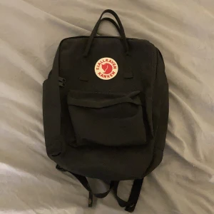 Fjällräven ryggsäck - Nästan aldrig använd svart ryggsäck, stor och rymlig. Medföljer ett uttagbart sittunderlag som håller ryggsäcken upprätt.