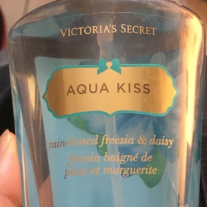 Victoria secret aqua kiss - Body mist köpt 2013 i nyc! Lite sliten och utan kork, därför det låga priset, men annars luktar och fungerar den som nyköpt.❤️ frakt exkl. 