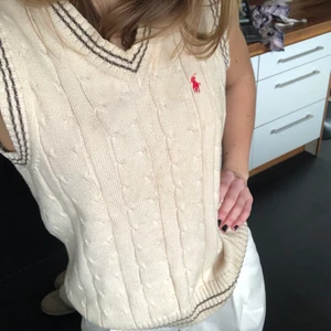 Stickad väst - Säljer min ralph lauren väst då den inte kommer till användning:(💕 köparen står för frakten! BUD:300 + frakt