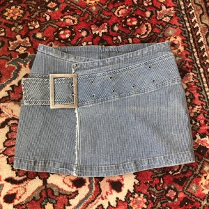 Kjol - Kjol med ballt spänne framtill💖