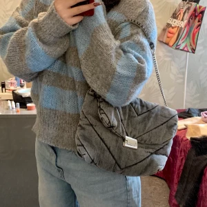 Zara väska - Så cool jeansväska från zara! Bara använd en gång, insåg att de inte e min stil:( får plats med asmycket!! nypris 400kr, säljer direkt för 150kr!!