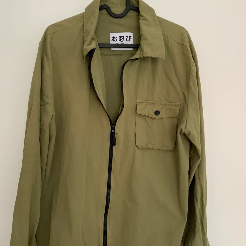 Säljer dessa fina gröna tunn jacka, den är från incognito, den är en jacka som är i XL storleken men den är M egentligen. Säljer den för 120kr. Jackor.
