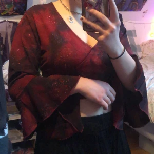 Röd topp -  Röd topp med jätte fina ärmar! Den har inte riktigt kommit till användning:) Köparen står för frakten <3
