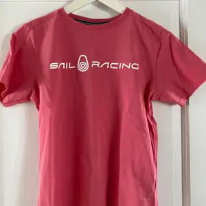 En Sail Racing T-shirt i färgen rosa och storleken 160. Använd 1 gång då den har varit lite liten för mig. Säljer för 100 och nypriss 500kr. Köper står för frakten om inte mötas upp i Norrköping.