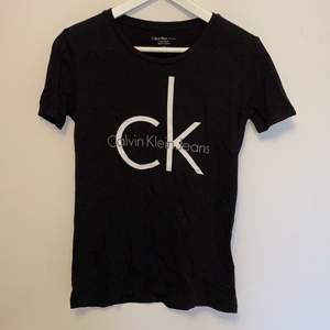 Svart Calvin Klein t-shirt med vitt och grått tryck, storlek XS, riktigt bra skick